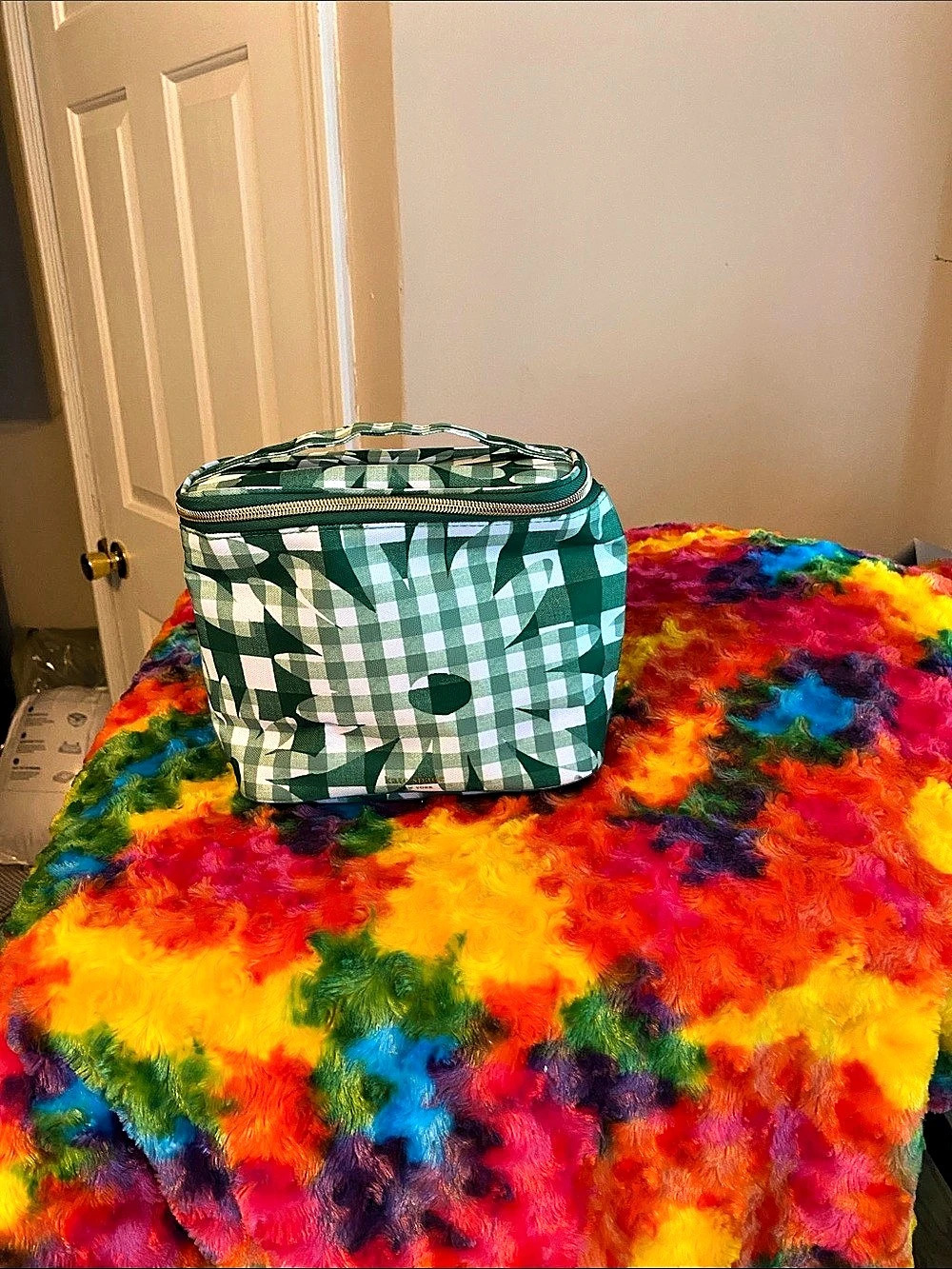 Kate Spade new york Daisy Gingham Cosmetic/ Lunch Pouch in Green & White NWT.